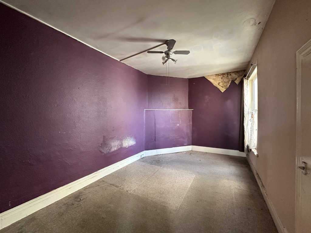 Lot: 66 - FREEHOLD MIXED USE INVESTMENT - Flat 2 Main Bedroom with ensuite